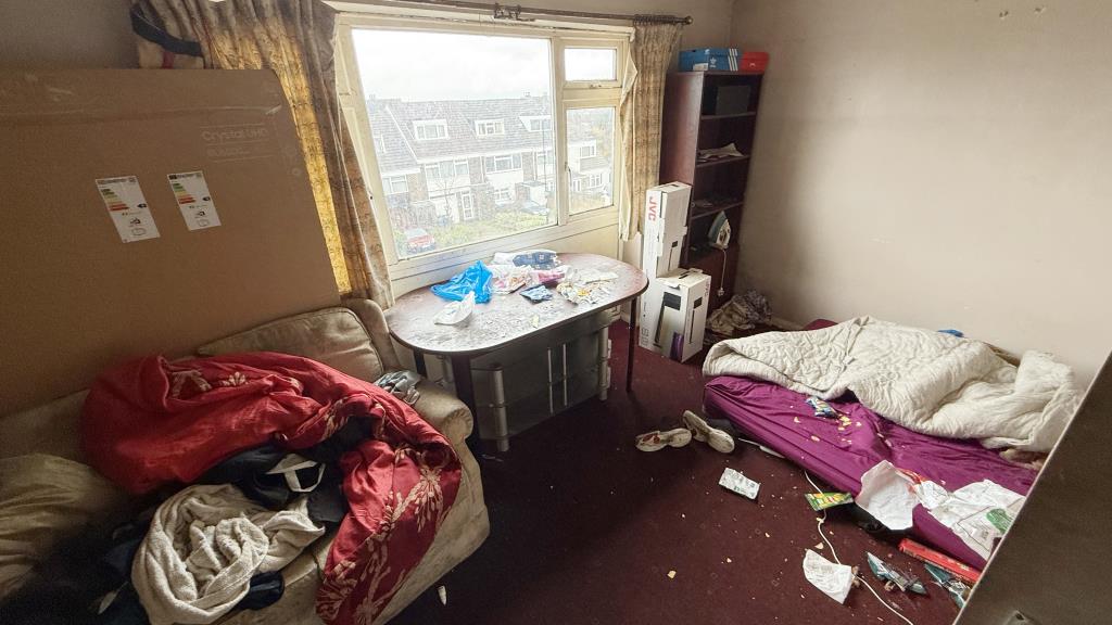 Lot: 144 - INVESTMENT FLAT IN POPULAR LONDON SUBURB - Bedroom